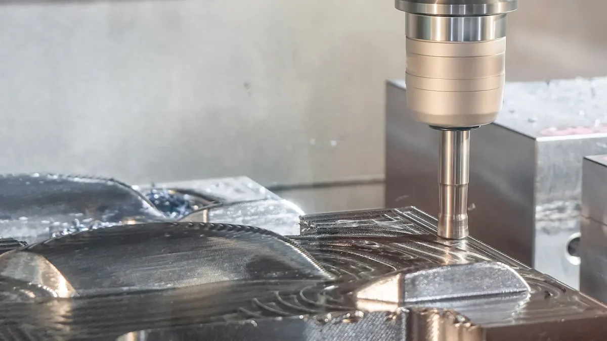 Centro de Usinagem CNC fresando peça metálica complexa
